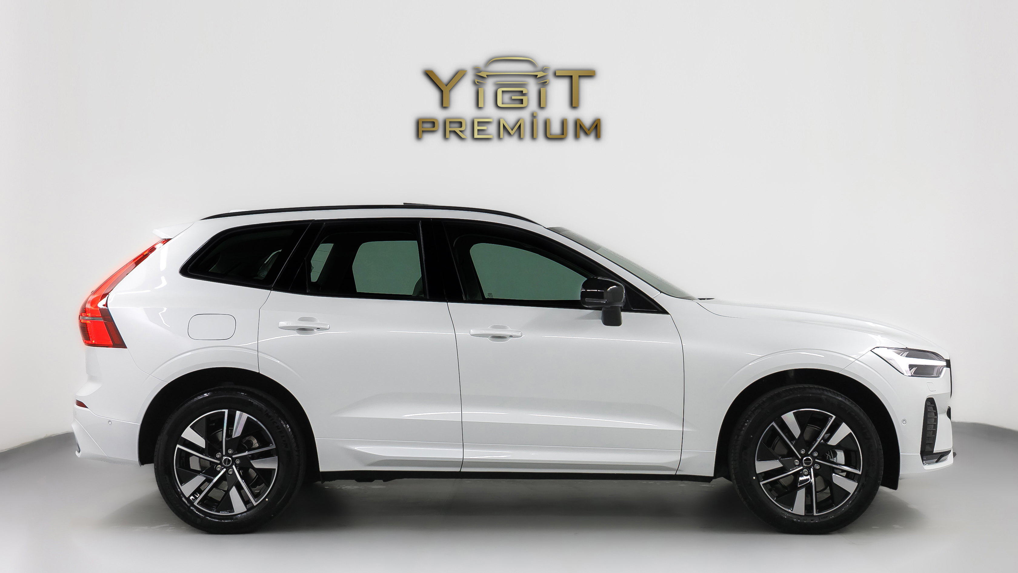 VOLVO XC60 HYBRİD BEYAZ